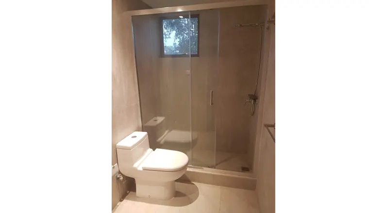 Remodelación de baño, Las Brisas de Santo Domingo